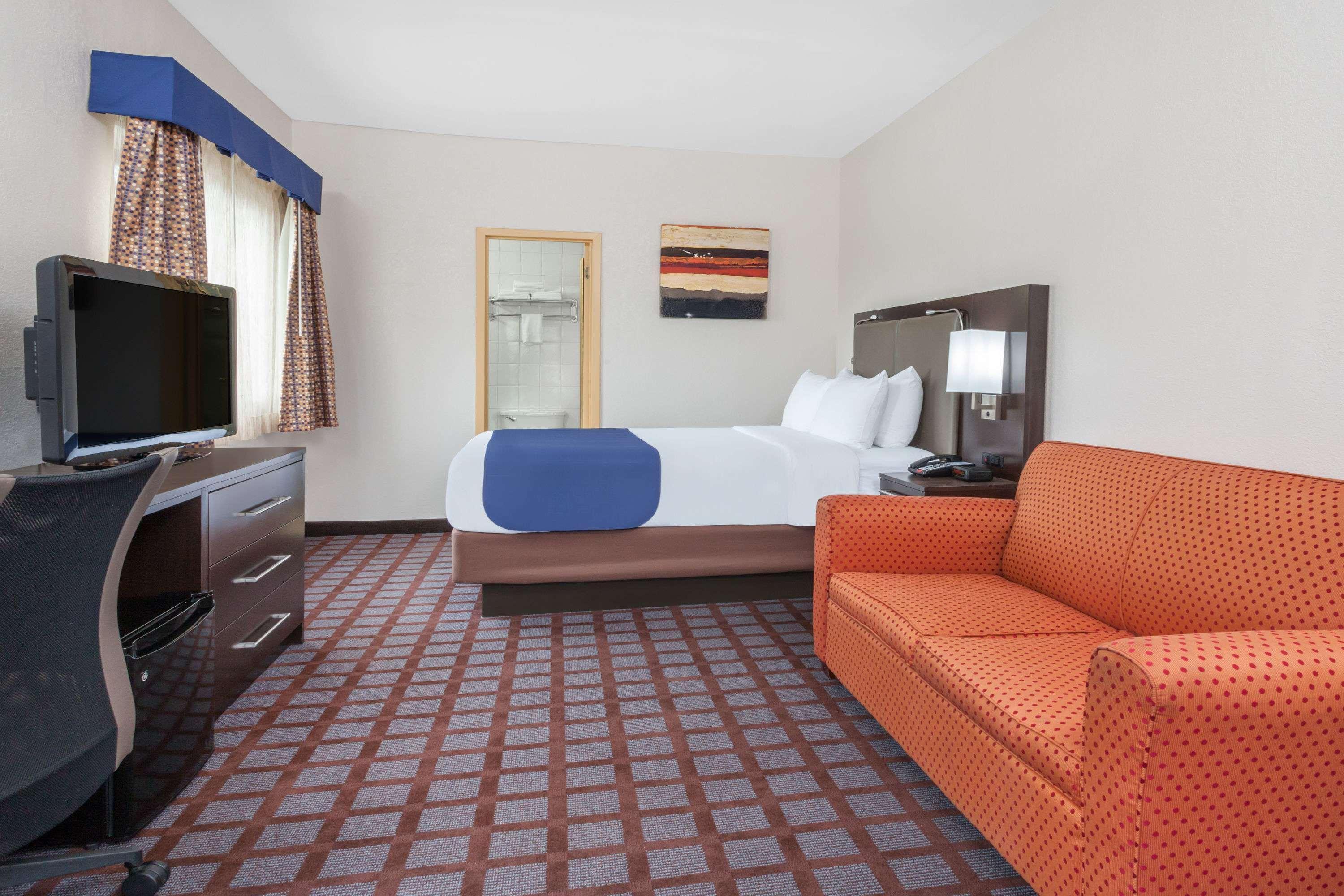 Days Inn By Wyndham Woodbury Long Island Bagian luar foto