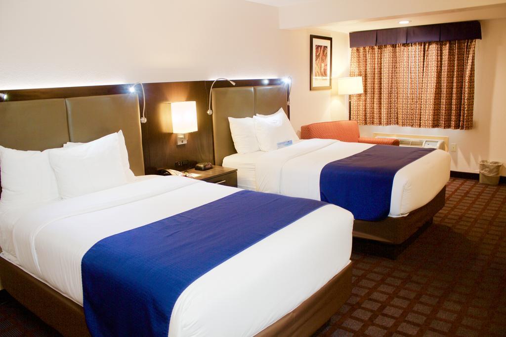 Days Inn By Wyndham Woodbury Long Island Bagian luar foto