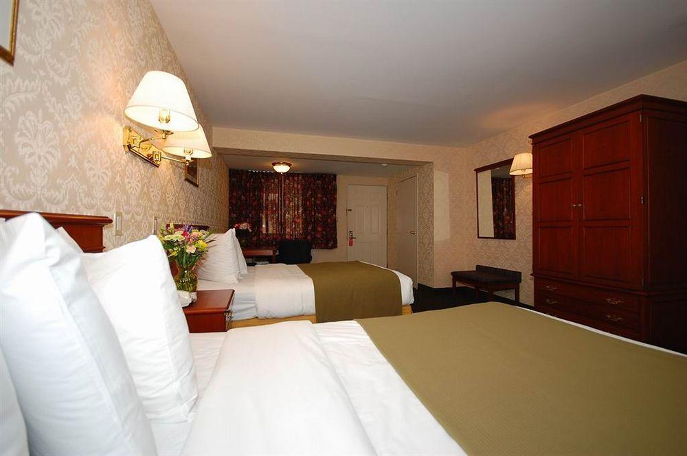 Days Inn By Wyndham Woodbury Long Island Bagian luar foto